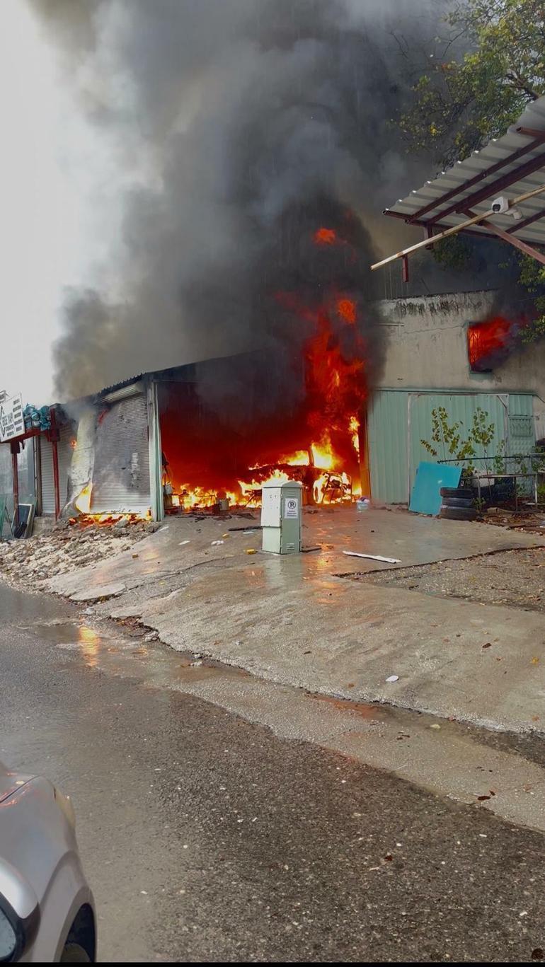 Antalyada araç boyama atölyesindeki yangın, bitişikteki iş yerine sıçradı