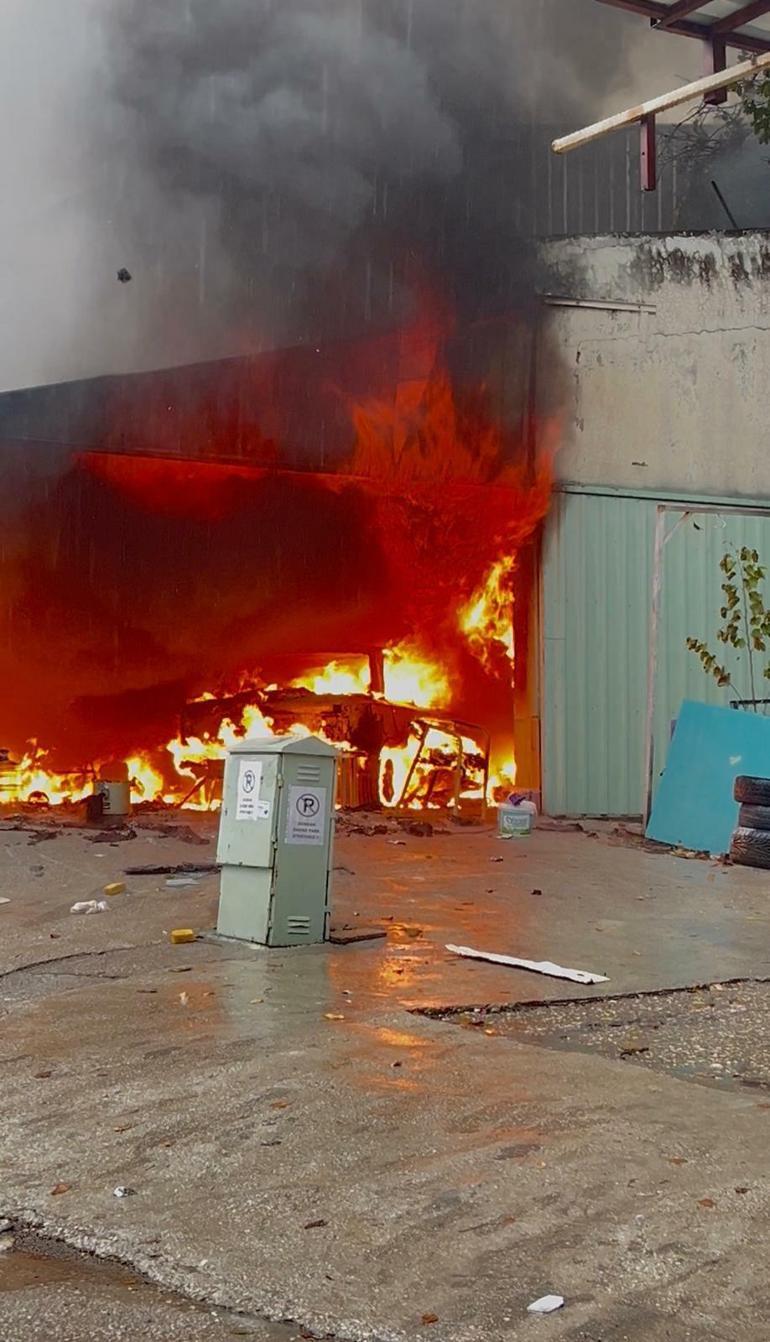 Antalyada araç boyama atölyesindeki yangın, bitişikteki iş yerine sıçradı