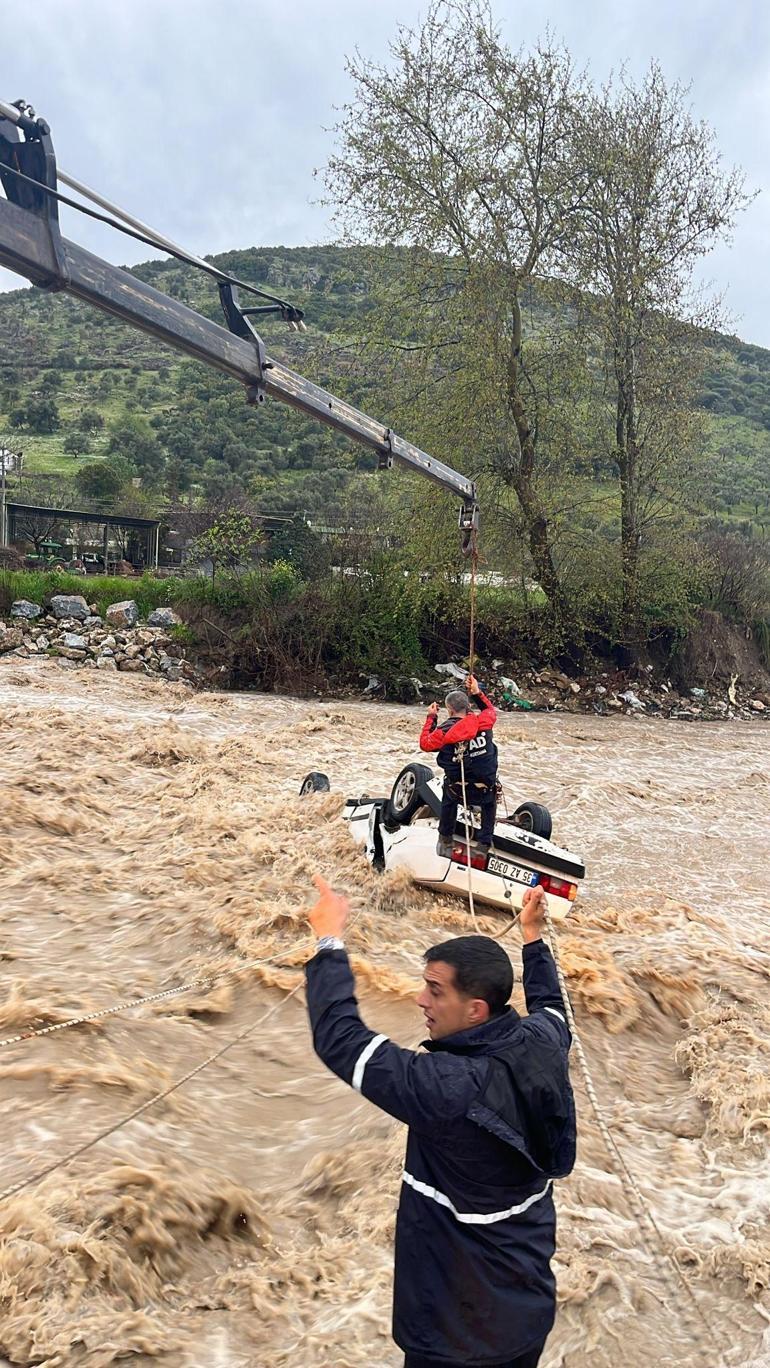Muğla’da otomobil sel sularına kapıldı: 1 ölü, 1 yaralı