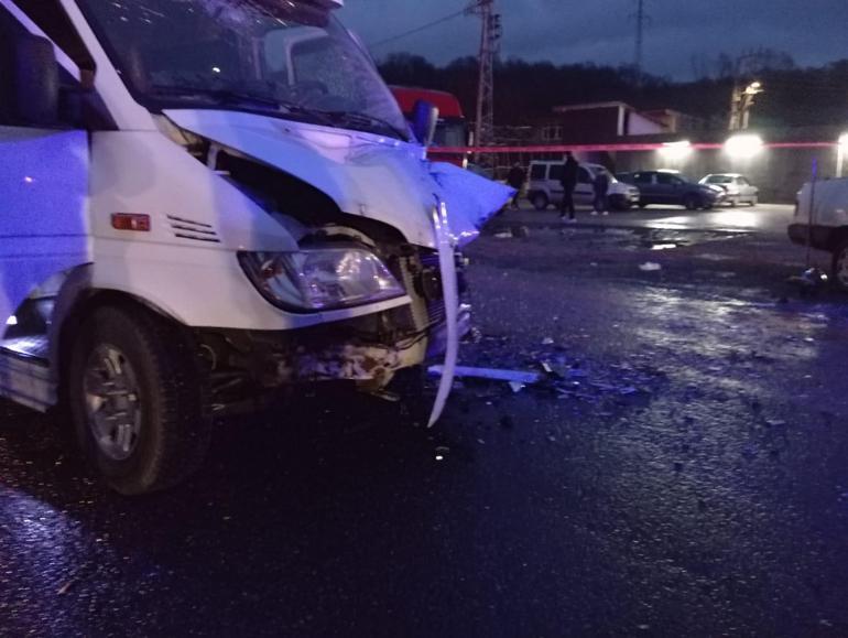 Servis minibüsü ile otomobil çarpıştı: 7 yaralı