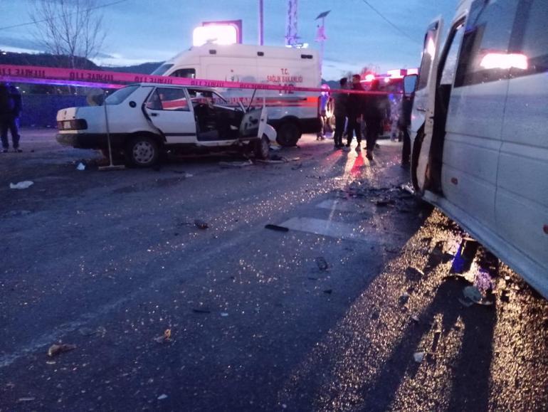 Servis minibüsü ile otomobil çarpıştı: 7 yaralı