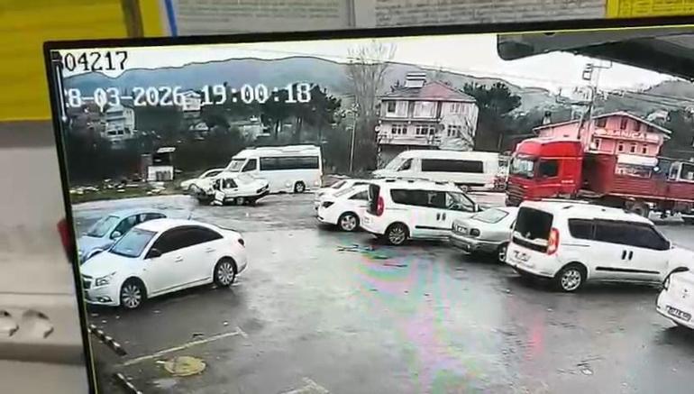 Servis minibüsü ile otomobil çarpıştı: 7 yaralı