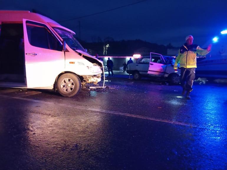 Servis minibüsü ile otomobil çarpıştı: 7 yaralı