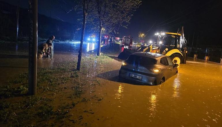 Manisa’da sağanak; araçlar yolda mahsur kaldı
