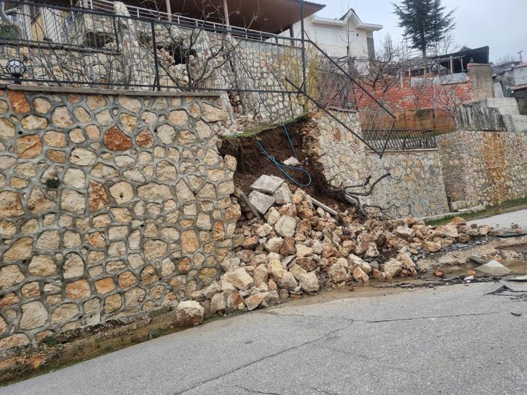 Mersinde heyelan nedeniyle bazı evler zarar gördü