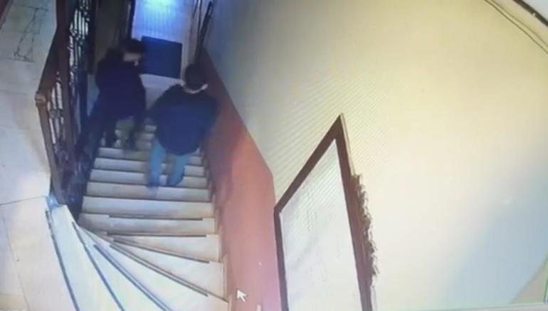 Beyoğlu’nda uyuyakalan kişinin cep telefonunu çalıp oyun oynamaya devam etti