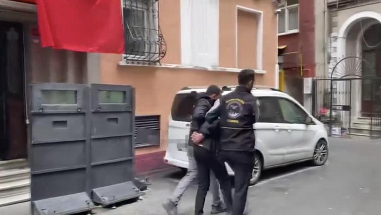 Beyoğlu’nda uyuyakalan kişinin cep telefonunu çalıp oyun oynamaya devam etti