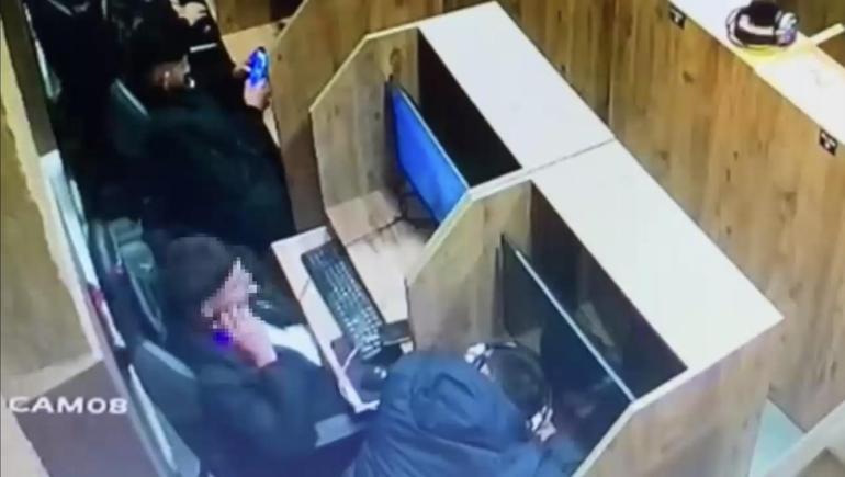 Beyoğlu’nda uyuyakalan kişinin cep telefonunu çalıp oyun oynamaya devam etti