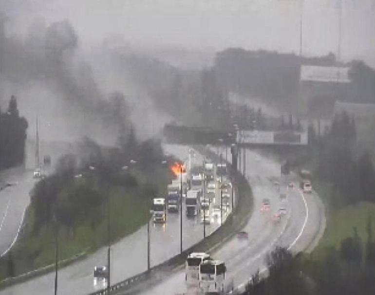 Tuzla TEM Otoyolu’nda TIR kupası alev alev yandı