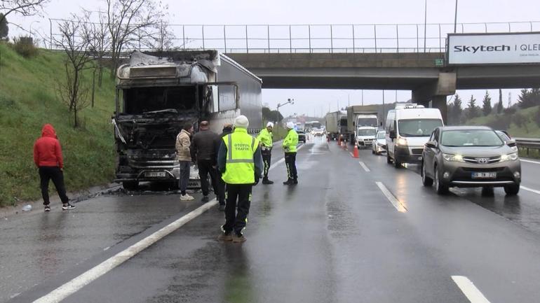 Tuzla TEM Otoyolu’nda TIR kupası alev alev yandı