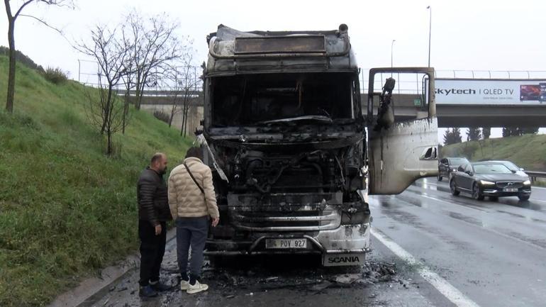 Tuzla TEM Otoyolu’nda TIR kupası alev alev yandı