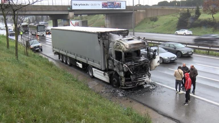 Tuzla TEM Otoyolu’nda TIR kupası alev alev yandı