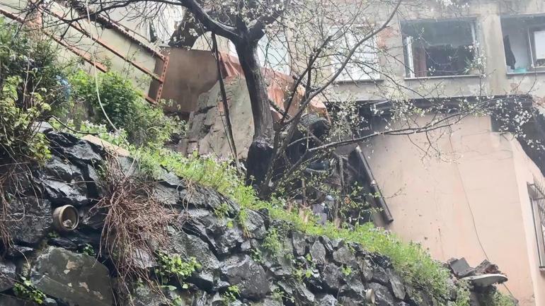 Kağıthane’de yağış sonrası duvar park halindeki aracın üstüne yıkıldı