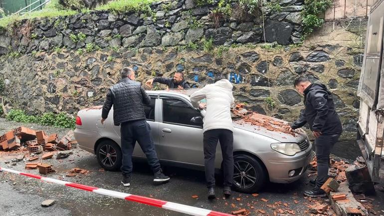 Kağıthane’de yağış sonrası duvar park halindeki aracın üstüne yıkıldı
