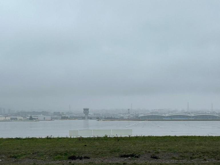 Sabiha Gökçen Havalimanında uçuşlara yağmur engeli; 42 uçak divert etti