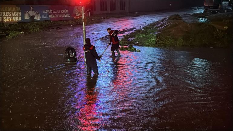 Cizre’de sağanak; evleri su bastı, mahsur kalanlar kurtarıldı