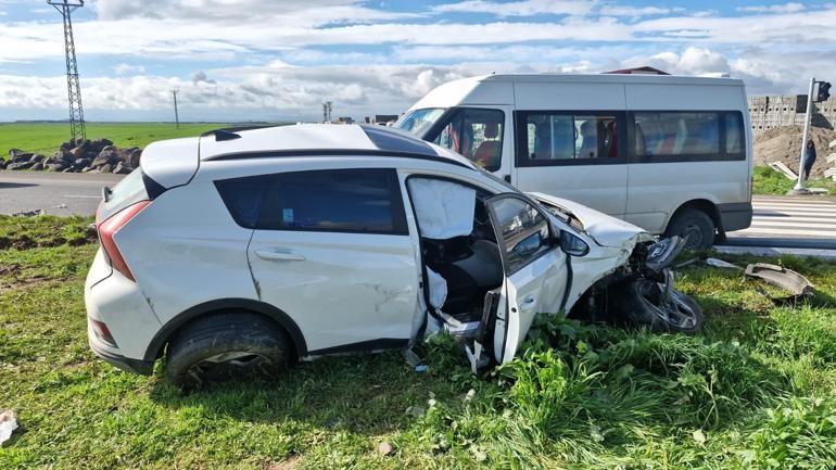 Öğrenci servis minibüsü ile otomobil çarpıştı: 13 yaralı
