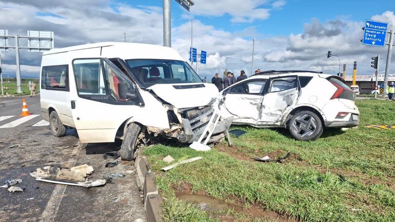 Öğrenci servis minibüsü ile otomobil çarpıştı: 13 yaralı