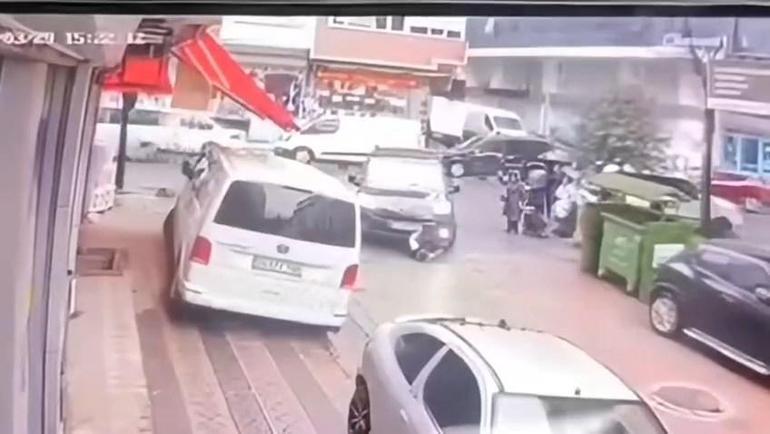 Sultangazi’de hafif ticari aracın çocuğa çarptığı anlar kamerada
