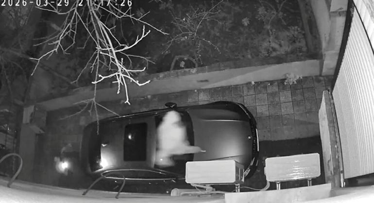 Hırsızlık için tırmandığı binada fark edilince, otomobilin üzerine atlayıp kaçtı