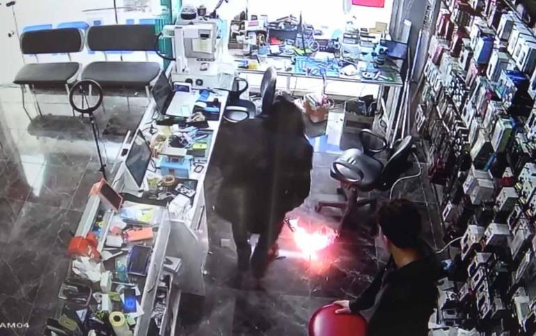 Tamire getirilen cep telefonunun bataryası patladı; o anlar kamerada