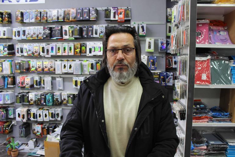 Tamire getirilen cep telefonunun bataryası patladı; o anlar kamerada