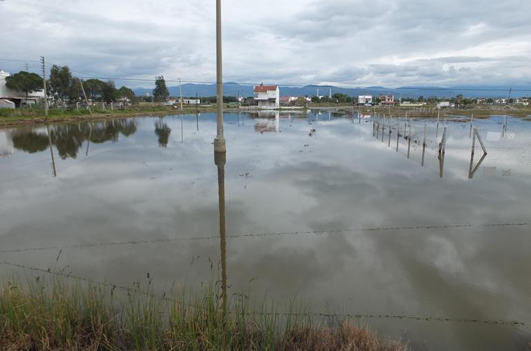 Burhaniyede yazlıklar ve tarlalar su içinde kaldı