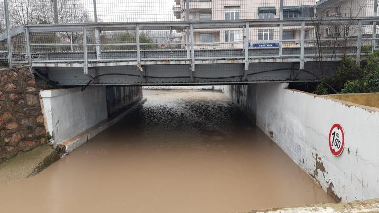 Kocaelide sağanak; alt geçit suyla oldu