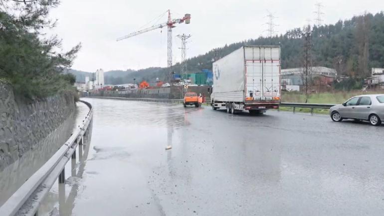 Sarıyerde yollar göle döndü; sürücüler ilerlemekte güçlük çekti