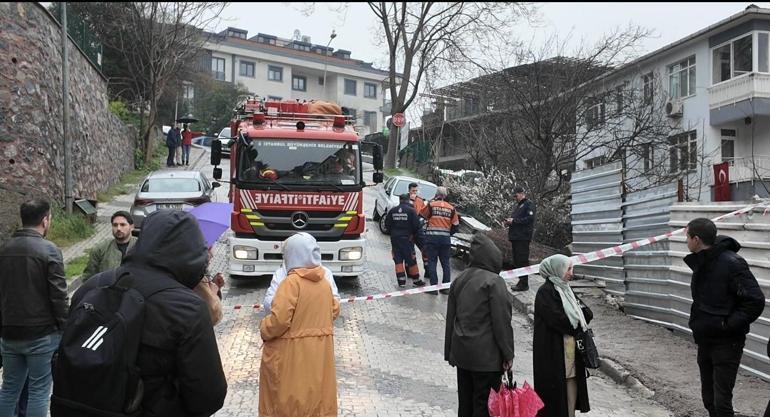 Üsküdarda yağışın ardından yol çöktü; park halindeki otomobil çukura düştü