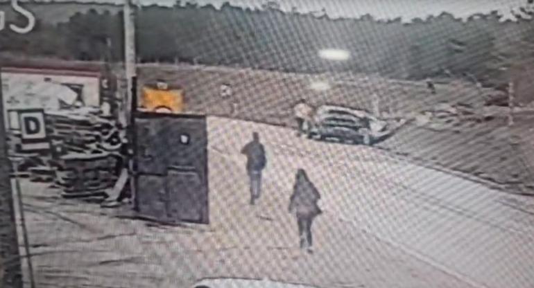 Şarampole devrilen otomobildeki 3 kişi yaralandı; kaza kamerada