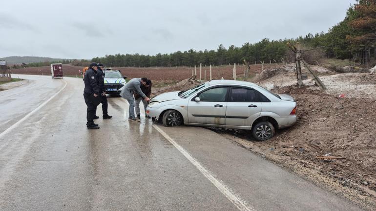 Şarampole devrilen otomobildeki 3 kişi yaralandı; kaza kamerada