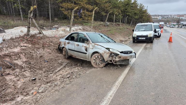 Şarampole devrilen otomobildeki 3 kişi yaralandı; kaza kamerada