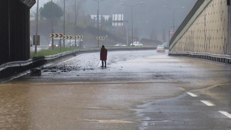 Çekmeköyde dere yola taştı; Kadıköy istikameti trafiğe kapatıldı