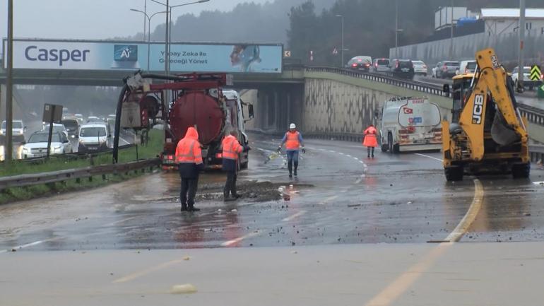 Çekmeköyde dere yola taştı; Kadıköy istikameti trafiğe kapatıldı