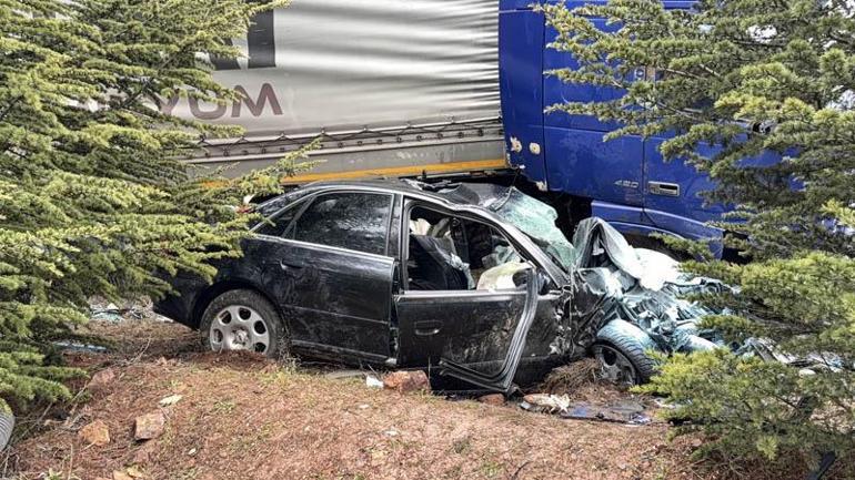 TIR’ın otomobile çarpıp sürüklediği kaza kamerada: 1 ölü, 2 yaralı