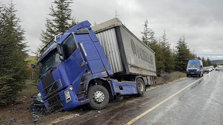 TIR’ın otomobile çarpıp sürüklediği kaza kamerada: 1 ölü, 2 yaralı