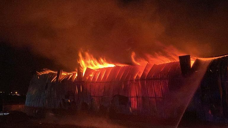 Osmaniye’de kağıt fabrikası yangını