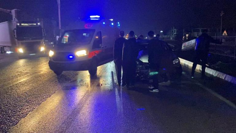 Bursada kontrolden çıkan otomobil direğe çarptı: 2 yaralı