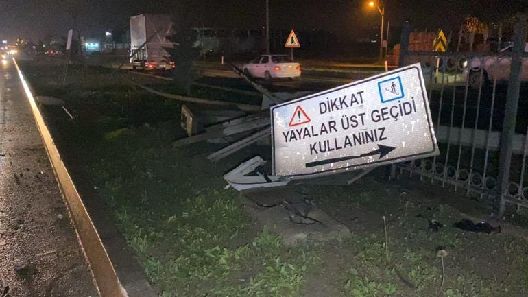 Bursada kontrolden çıkan otomobil direğe çarptı: 2 yaralı