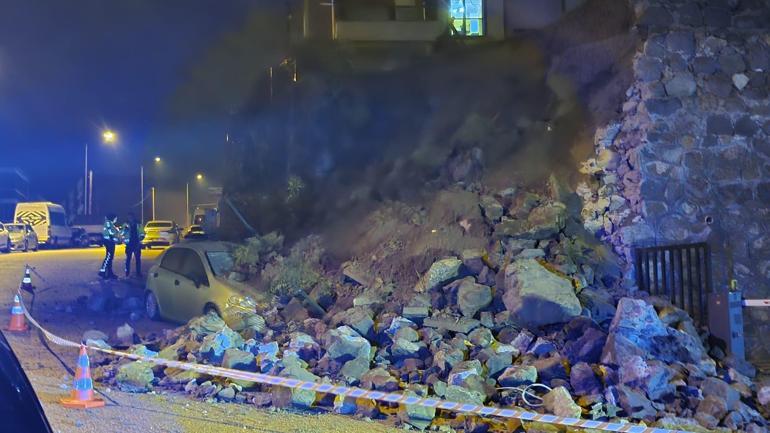 Bursada sitenin istinat duvarı çöktü; otomobil kullanılamaz hale geldi