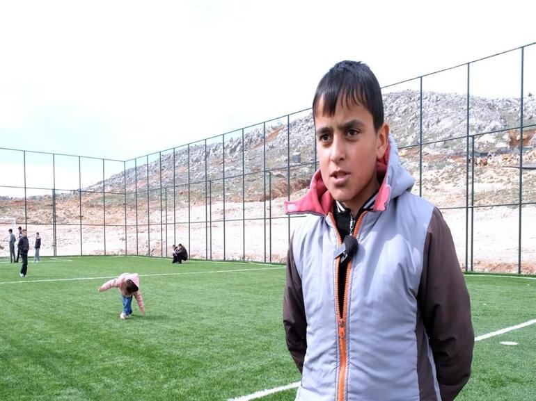 Bakan Kurum, depremzede çocukların halı saha keyfini paylaştı