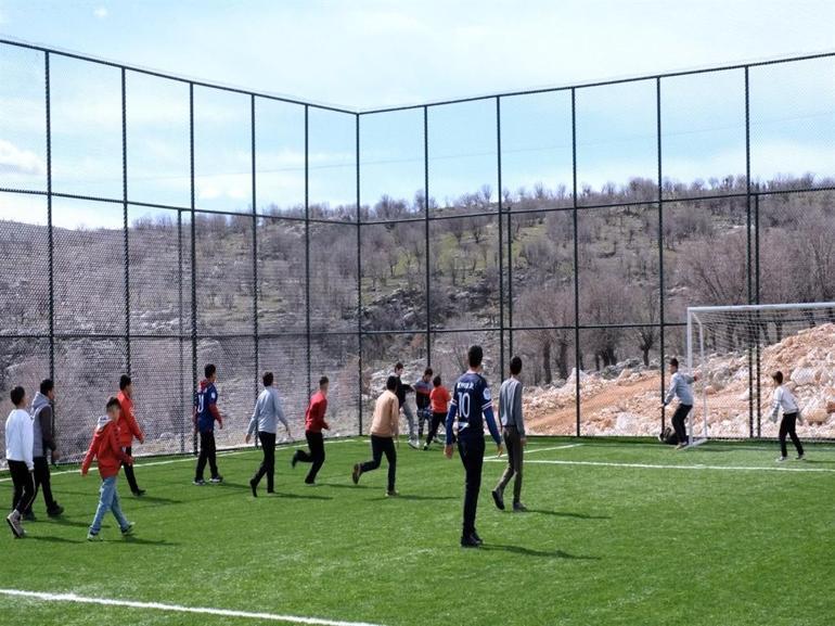 Bakan Kurum, depremzede çocukların halı saha keyfini paylaştı