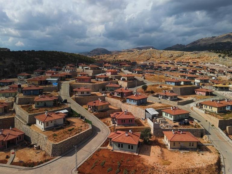 Bakan Kurum, depremzede çocukların halı saha keyfini paylaştı