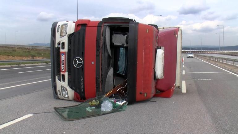 Tuzla’da virajı alamayan TIR devrildi
