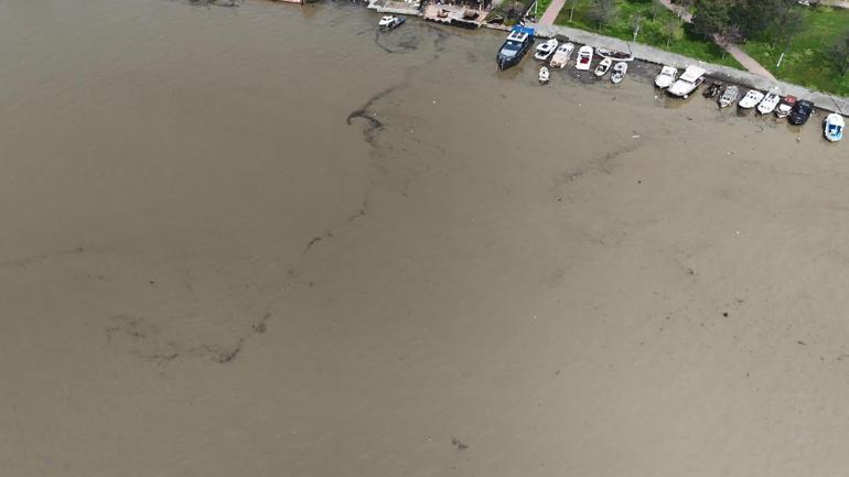 Yağış sonrası Haliçin rengi kahverengiye döndü