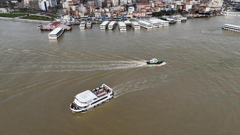 Yağış sonrası Haliçin rengi kahverengiye döndü