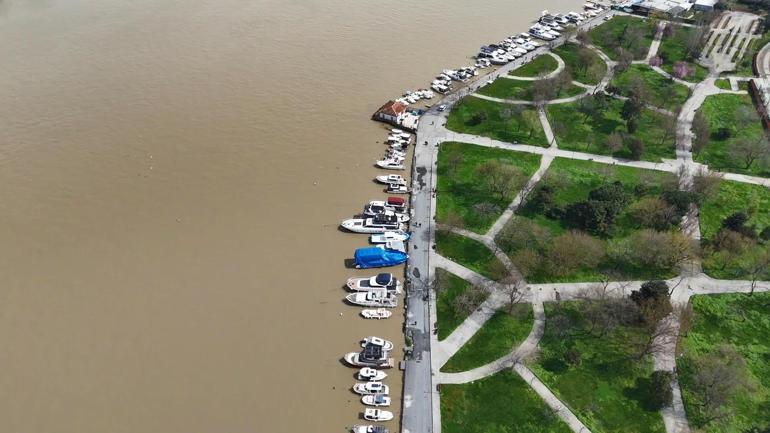 Yağış sonrası Haliçin rengi kahverengiye döndü