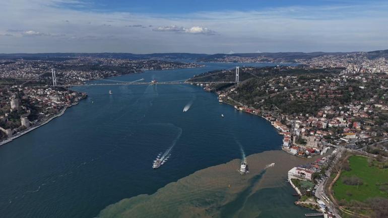 Sağanak sonrası İstanbul Boğazı’ndaki renk değişimi havadan görüntülendi