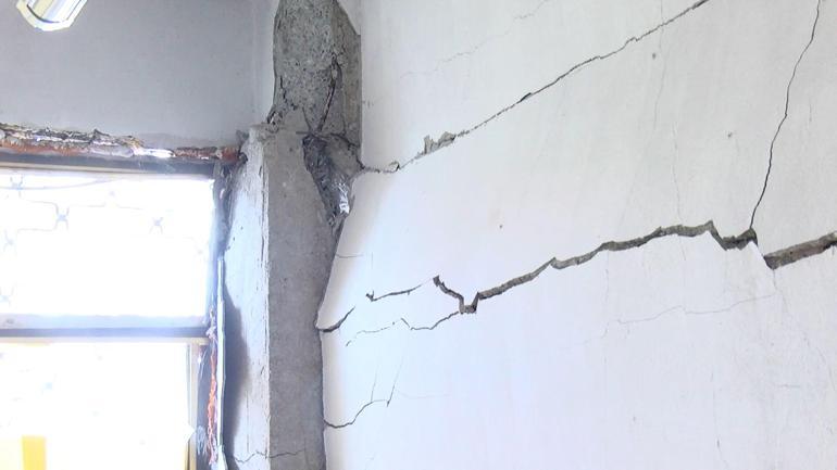 Sultangazide kentsel dönüşüm kapsamında apartman yıkıldı; yandaki binada hasar oluştu